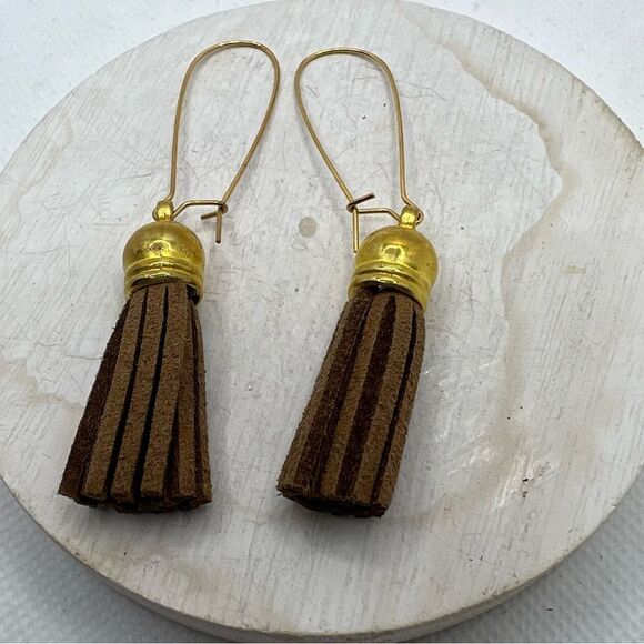 🍭6/$30 Brown tassel fringe boho dangle earrings with gold tone backing - Picture 1 of 5